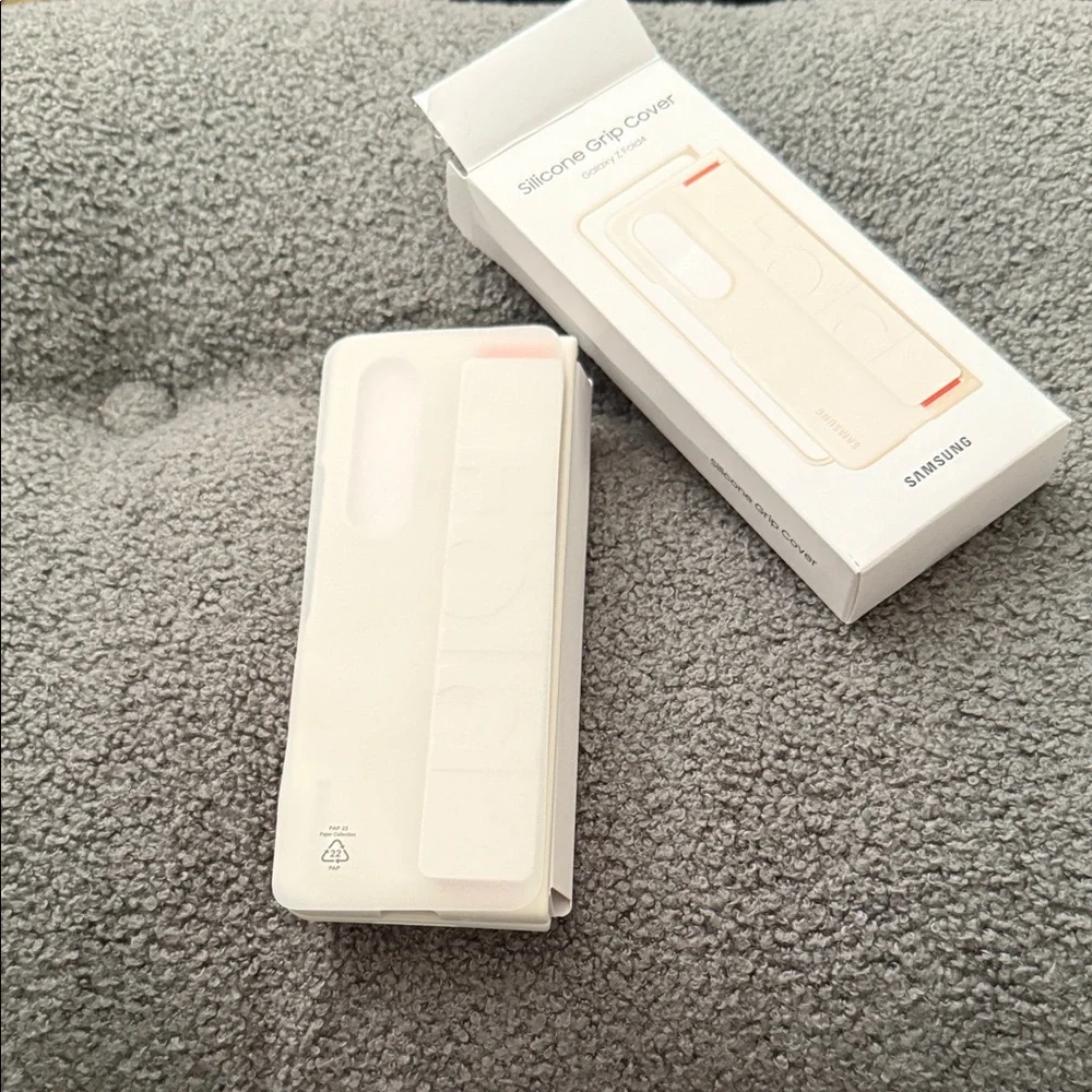 Samsung Galaxy Z Fold Silicone Grip Cover - Cream
